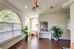 5 Mi to Dtwn Austin: Vibrant Home w/ Patio