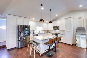 5 Mi to Dtwn Austin: Vibrant Home w/ Patio