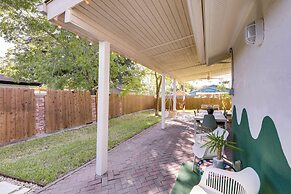 5 Mi to Dtwn Austin: Vibrant Home w/ Patio