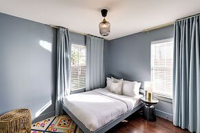 5 Mi to Dtwn Austin: Vibrant Home w/ Patio