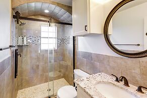 5 Mi to Dtwn Austin: Vibrant Home w/ Patio