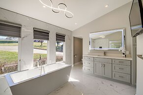 Lafollette Home: Community Pool & Mountain Views!