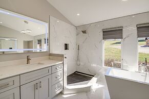 Lafollette Home: Community Pool & Mountain Views!