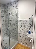 Family Guest House & Hostel