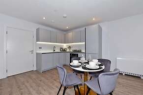 Prestigious & Luxury 2-bed Apartment in Slough