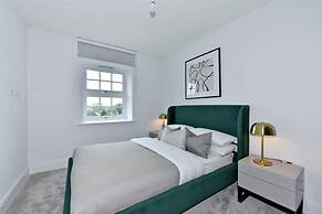 Prestigious & Luxury 2-bed Apartment in Slough