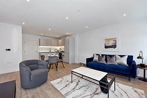 Prestigious & Luxury 2-bed Apartment in Slough