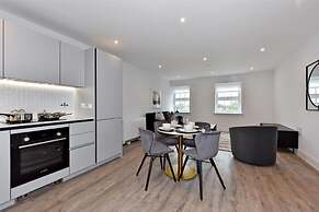 Prestigious & Luxury 2-bed Apartment in Slough