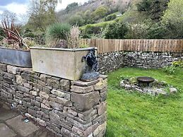 1 Bed Converted Railway Wagon Near Crickhowell