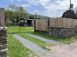 1 Bed Converted Railway Wagon Near Crickhowell