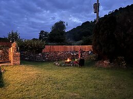 1 Bed Converted Railway Wagon Near Crickhowell