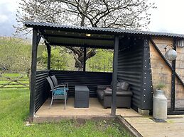 1 Bed Converted Railway Wagon Near Crickhowell