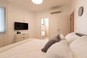 Huge Pampering Villa 5 BR with Jacuzzi