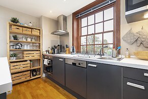 Peaceful Putney Apartment by Underthedoormat
