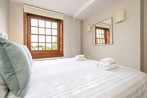 Peaceful Putney Apartment by Underthedoormat