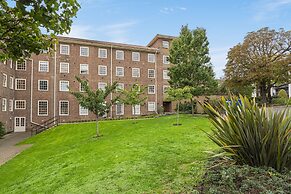Peaceful Putney Apartment by Underthedoormat