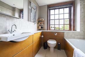 Peaceful Putney Apartment by Underthedoormat