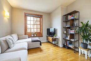 Peaceful Putney Apartment by Underthedoormat