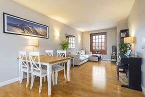 Peaceful Putney Apartment by Underthedoormat