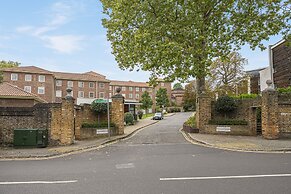 Peaceful Putney Apartment by Underthedoormat
