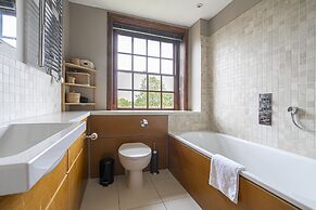 Peaceful Putney Apartment by Underthedoormat