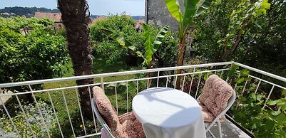 Apartment and Room Bitinada