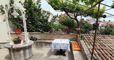 Apartment and Room Bitinada