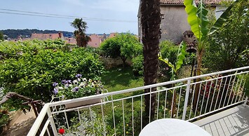 Apartment and Room Bitinada