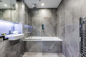 Modern Sky-High Flat In North Acton