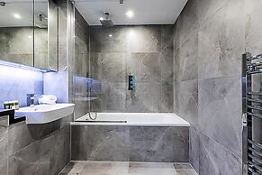 Modern Sky-High Flat In North Acton