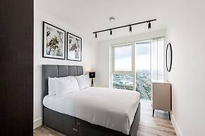 Modern Sky-High Flat In North Acton