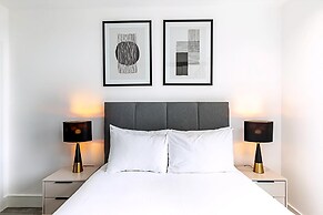 Modern Sky-High Flat In North Acton