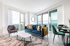 Modern Sky-High Flat In North Acton