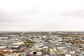 Modern Sky-High Flat In North Acton