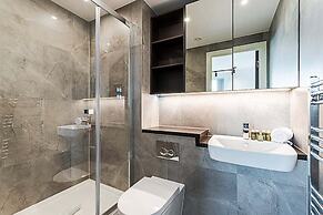 Modern Sky-High Flat In North Acton
