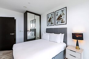 Modern Sky-High Flat In North Acton