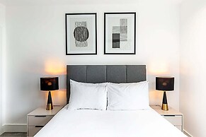Modern Sky-High Flat In North Acton