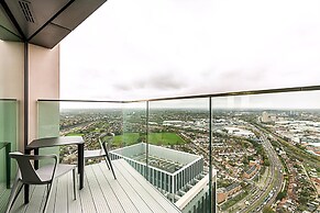 Modern Sky-High Flat In North Acton