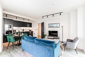 Modern Sky-High Flat In North Acton