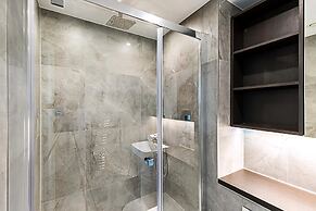 Modern Sky-High Flat In North Acton