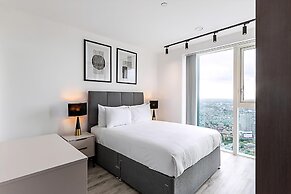Modern Sky-High Flat In North Acton