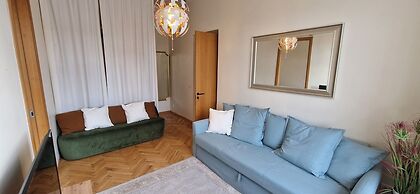 Tyzen38 Luxury Apartment