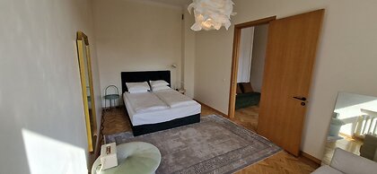 Tyzen38 Luxury Apartment