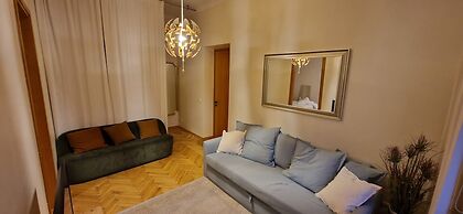 Tyzen38 Luxury Apartment