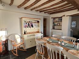 Beautiful 4-bed Cottage in Heart of the Cotswolds