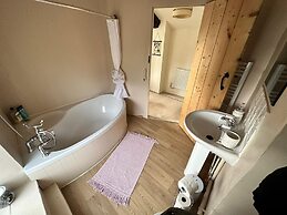 Beautiful 4-bed Cottage in Heart of the Cotswolds