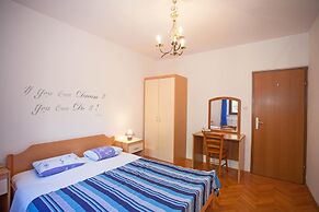 Apartments and Room Agata