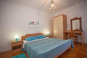 Apartments and Room Agata