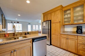 Sunny Stratton Townhome ~ 1 Mi to Skiing!
