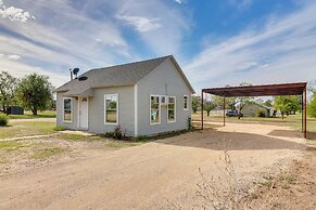 Cozy Ballinger Vacation Rental w/ Deck & Grill!